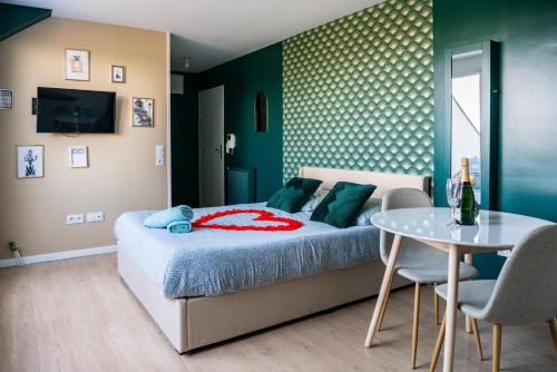 une chambre avec un lit et une table avec des chaises dans l'établissement STUDIO DISNEY LAC, à Serris