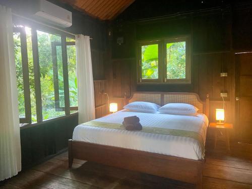 Ένα ή περισσότερα κρεβάτια σε δωμάτιο στο Singing Frogs Jungle Bungalow