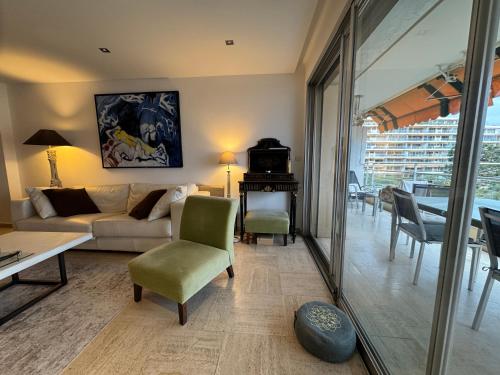 90 m2 Palm Beach apartment with 2 balconies Very stylish and central