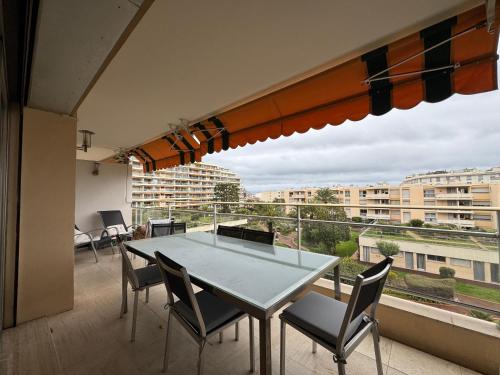 90 m2 Palm Beach apartment with 2 balconies Very stylish and central