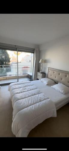 90 m2 Palm Beach apartment with 2 balconies Very stylish and central