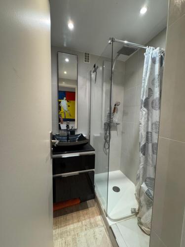 90 m2 Palm Beach apartment with 2 balconies Very stylish and central
