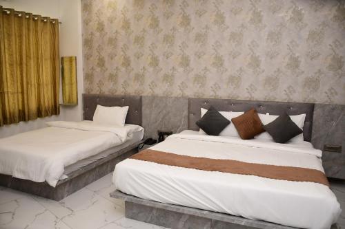 Una cama o camas en una habitación de Hotel Morvi Nandan