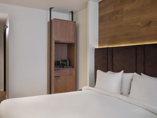 Ένα ή περισσότερα κρεβάτια σε δωμάτιο στο Blanco Athens Aparthotel