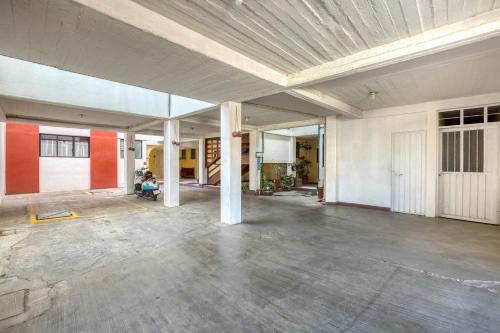an empty room with columns in a building at Capital O Parador Crespo Hotel, Oaxaca in Oaxaca City