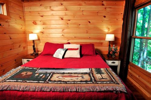 Postel nebo postele na pokoji v ubytování Tree House-Style Luxury Cabin in the Blue Ridge Mountains, North Carolina