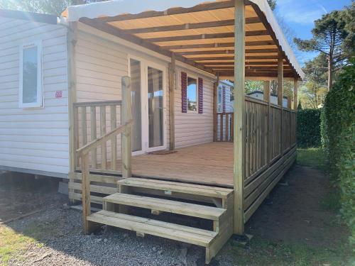 awning over a porch of a tiny house at Mobil-home 4-6 personnes - Terrasse Couverte - Domaine de Kerlann in Pont-Aven