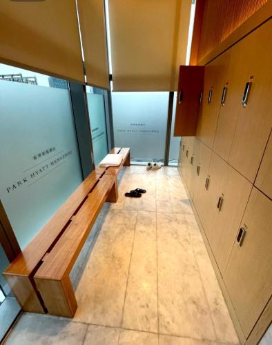 a hallway with two wooden benches in a building at 哲帆民宿花园洋房江与城店 in Chongqing