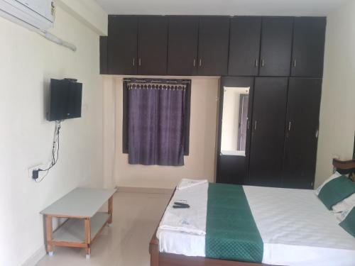 Una cama o camas en una habitación de shree service apartment