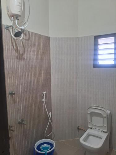 Un baño de shree service apartment