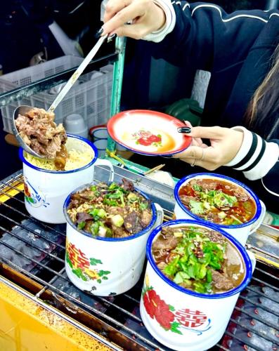 a group of buckets filled with food on a table at 哲帆民宿花园洋房江与城店 in Chongqing