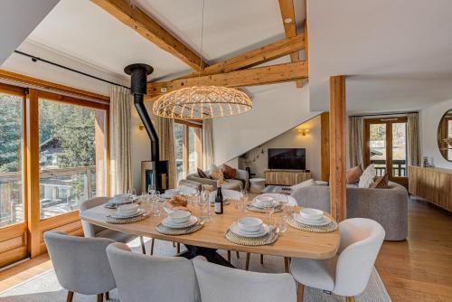 une salle à manger avec une table et des chaises dans l'établissement Les Melées Apartments - Alpes Travel - Argentiere, à Chamonix-Mont-Blanc
