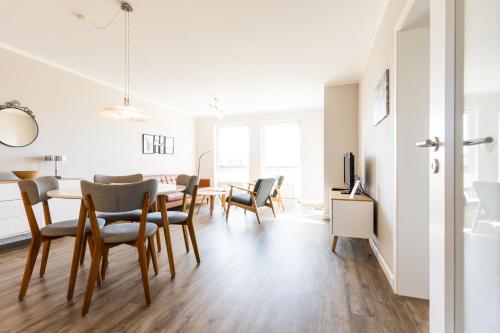 a dining room with a table and chairs at Fehmarnstrand 77 Whg 2 in Staberdorf
