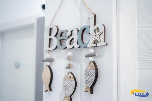 a room with two penguins and a sign that reads beach at Anyma Home in Crotone
