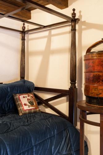 a room with a bed and a table and a drum at Festina Lente - Guest House in Santo Stefano di Sessanio