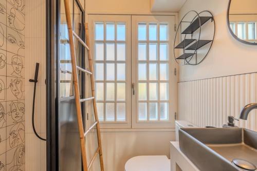 La salle de bains est pourvue d'une échelle et d'un lavabo. dans l'établissement Villa Bilacoro Cœur d'Hossegor, à Soorts-Hossegor