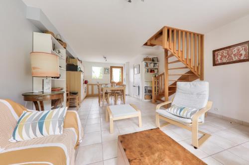 - un salon avec deux canapés et un escalier dans l'établissement Jolie maison pour 5 - Pointe de Kerners Arzon, à Arzon