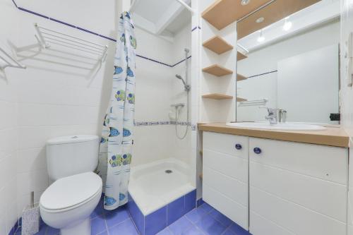 une salle de bain avec toilettes et lavabo dans l'établissement Jolie maison pour 5 - Pointe de Kerners Arzon, à Arzon