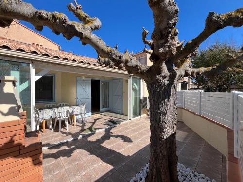 Belle maison de vacances semi climatisée, clôturée, véranda, 6 couchages, résidence LE VILLAGE DE LA MER LRVM93