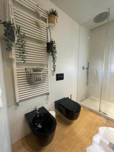 a bathroom with a black sink and a toilet at Appartamento Vacanze ACQUA E SALE in Marotta