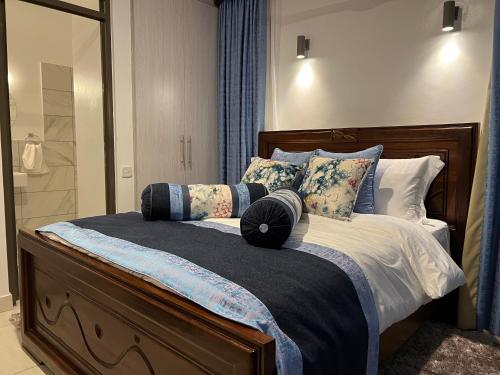 a bedroom with a bed with pillows and a mirror at Lihanda Villa in Kilifi