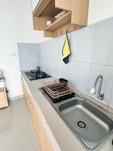 Kuchyň nebo kuchyňský kout v ubytování Kino Stay - 3 BR, A Modern Minimalist House