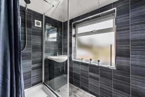 Bilik mandi di Gorgeous Abode in Cambridge - Pet Friendly!