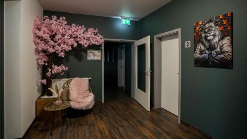 a hallway with a painting of a man and flowers at SKR Design in Garbsen