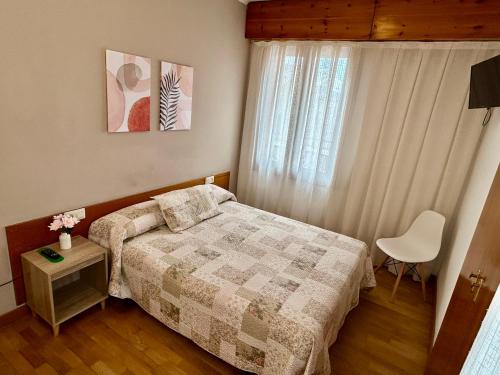Una cama o camas en una habitación de Hostal Estació