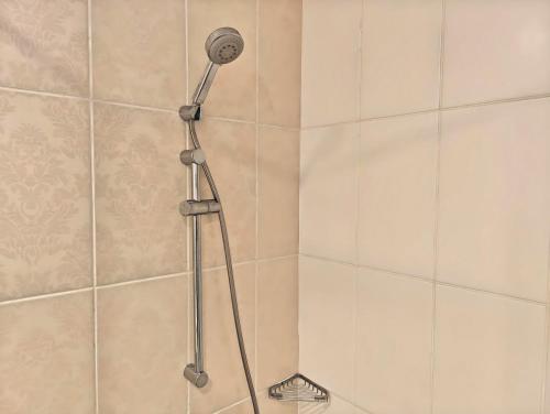 Bilik mandi di Stategic 1et Cikditiro 2BR Apt with Pool, Gym, Wi-Fi by 2ndHome