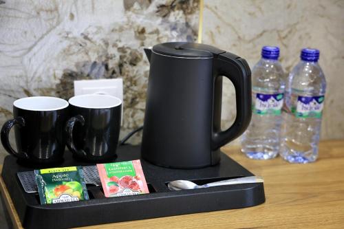 Příslušenství pro přípravu čaje a kávy v ubytování Intercity Hotel Tashkent by Maskan