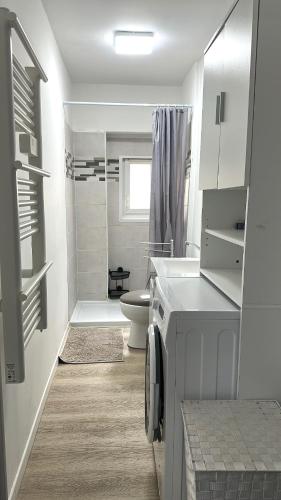 une salle de bain blanche avec des toilettes et un lavabo dans l'établissement Flc - Charmant T3 neuf - Saint-charles 1,5km - clim et parking, à Marseille