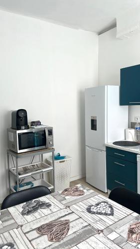La cuisine est équipée d'un four micro-ondes et d'un réfrigérateur. dans l'établissement Flc - Charmant T3 neuf - Saint-charles 1,5km - clim et parking, à Marseille