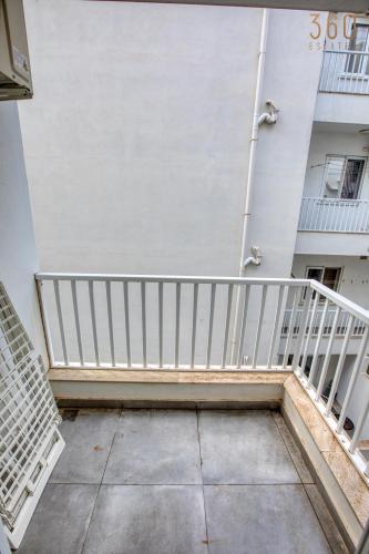 Balkoni atau teres di The Suite Stay - Just off the Promenade & Beach !