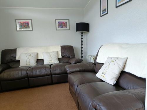 Χώρος καθιστικού στο Cosy Chalet, Seasonal Pool & Play Park Llansteffan