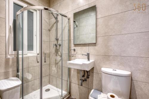 Bilik mandi di The Suite Stay - Just off the Promenade & Beach !