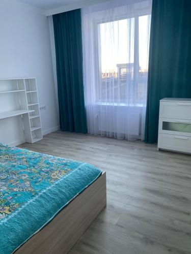 Giường trong phòng chung tại Квартира жк Aisar