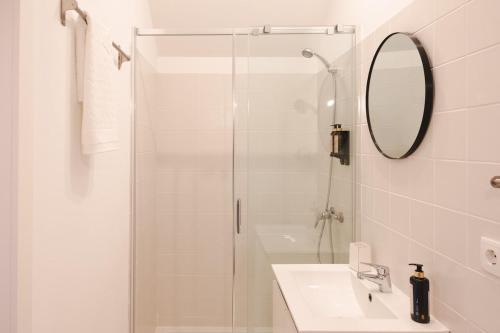 Riverfront Stylish Apartment - waterfront 2BR