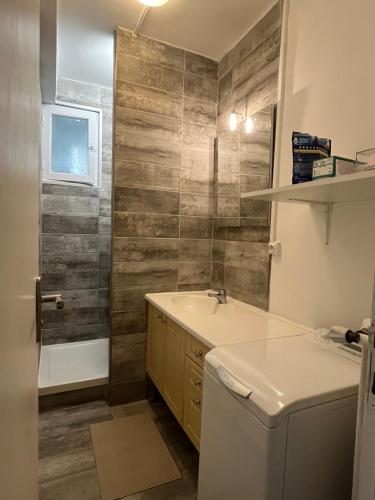 une salle de bain avec une baignoire, un lavabo et des toilettes dans l'établissement T3 - 5pers - Proche toutes commodités - quartier recherché - Court et long séjour - Cosy - Lumineux - Fonctionnel, à Toulon