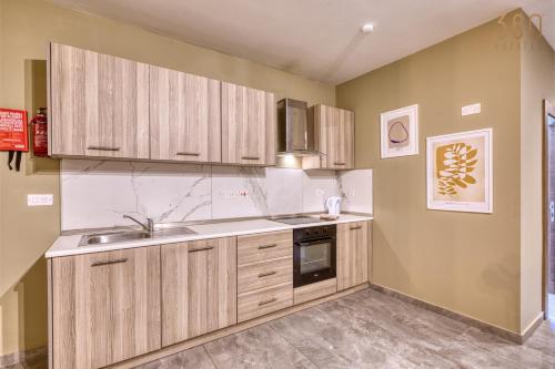 Dapur atau dapur kecil di The Suite Stay - Just off the Promenade & Beach !