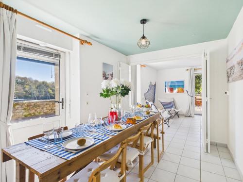 une salle à manger avec une longue table et des chaises dans l'établissement -Fisher- Maison lovee au port de Kerdruc, à Névez