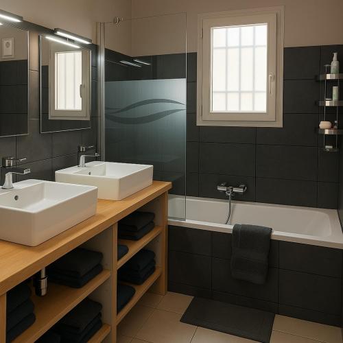 La salle de bains est pourvue de 2 lavabos, d'une baignoire et d'un miroir. dans l'établissement Maison Provençale - Piscine & Terrain de Pétanque, à Grillon