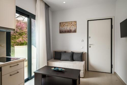 Posezení v ubytování The 7 Suites, An Elegant Living in Ipsos by Konnect