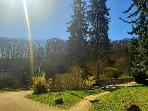 Elle offre une vue sur un jardin avec un arc en ciel. dans l'établissement Die Malche Gäste und Tagungshaus 26, à Malche