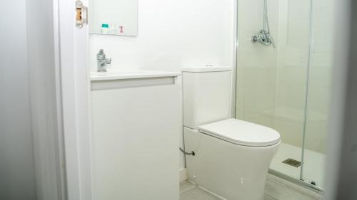 a white bathroom with a toilet and a sink at Studio 1 Soto Parking Renfe in Torrejón de Ardoz