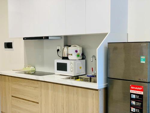 2BR-2WC balcony pool view - Vinhomes Grand Parkにあるキッチンまたは簡易キッチン