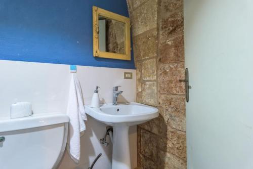 Bilik mandi di Les Galets in Batroun