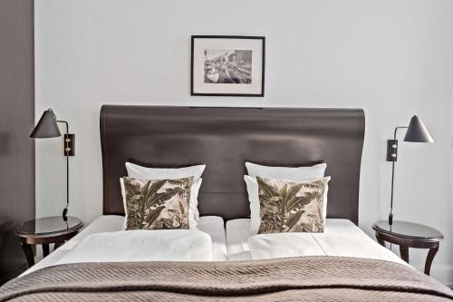 a bedroom with a large bed with two lamps at Best Western Hotel Hebron in Copenhagen