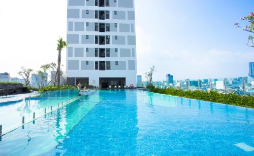Bazén v ubytování Awesome Rivergate Apartment - CBD in Hcm City nebo v jeho okolí