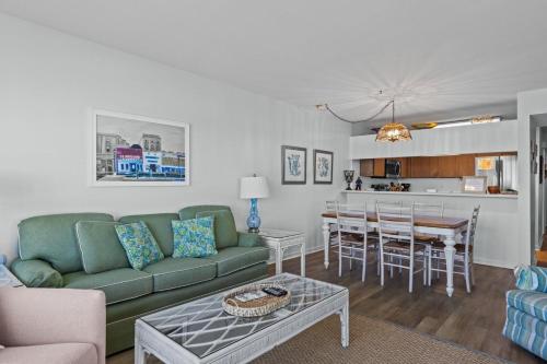 Kuchyň nebo kuchyňský kout v ubytování Maritime West C-33 condo